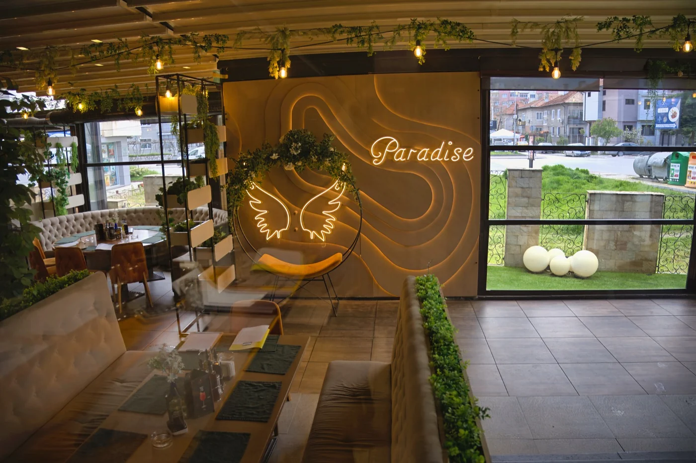 Лаундж зоната с неоновия надпис Paradise